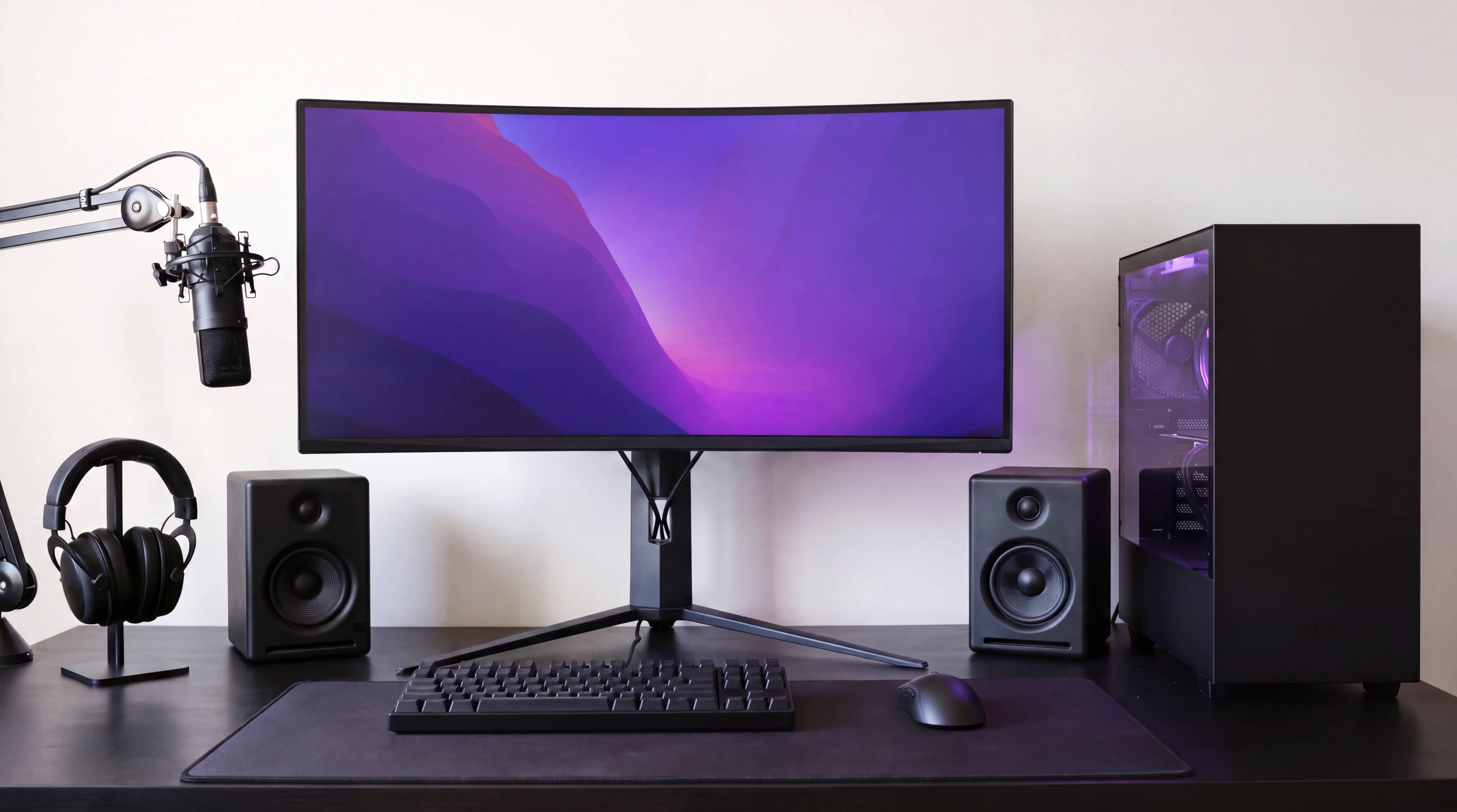 Gaming-Schreibtisch mit Ultrawide-Monitor, PC, Tastatur, Maus, Headset, Mikrofon und Lautsprechern